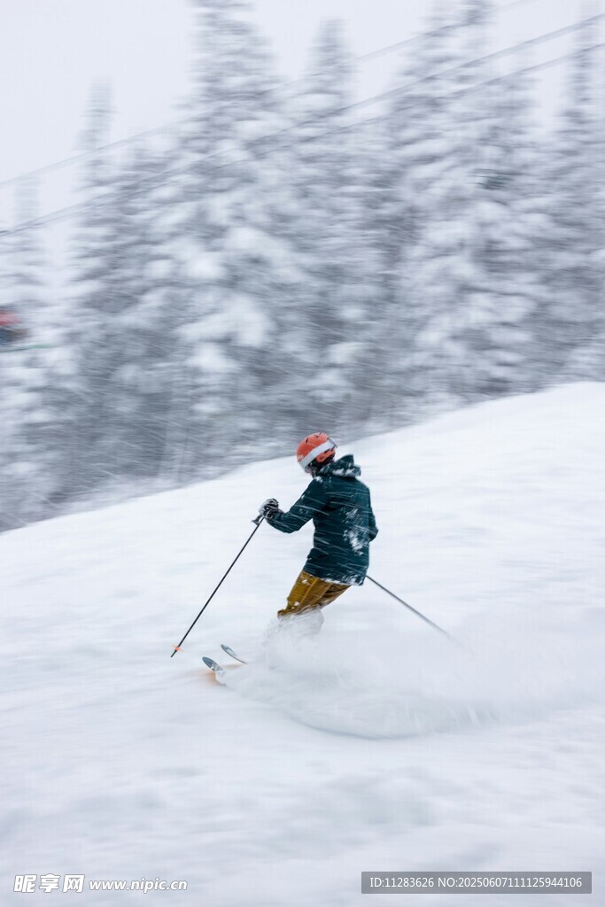滑雪者在雪坡上飞驰