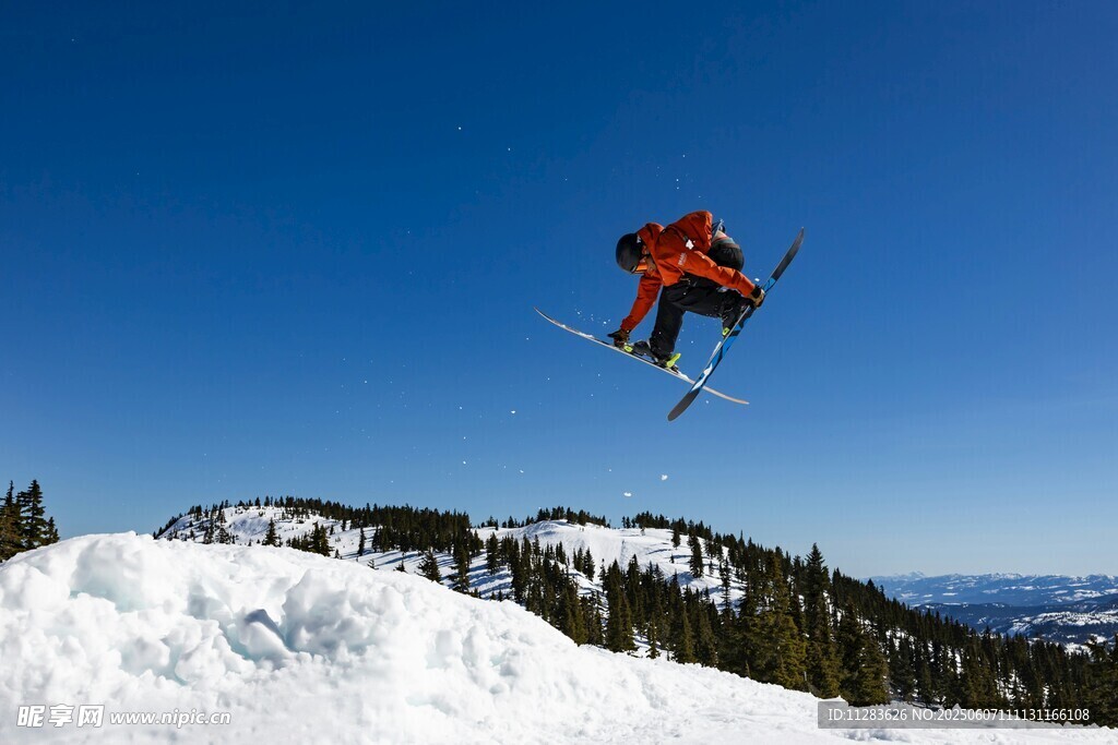 滑雪者空中炫酷飞跃