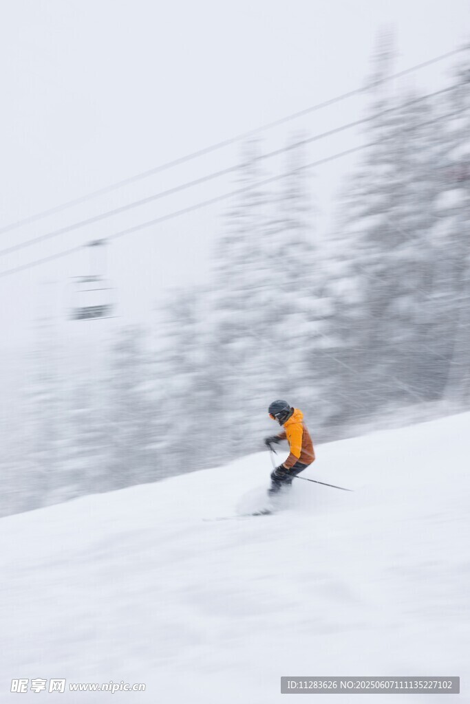 雪地滑雪者飞驰而下