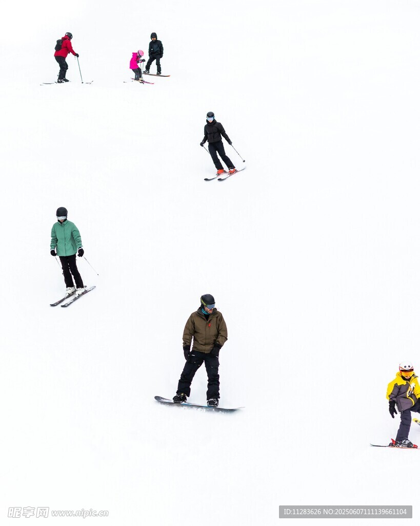 雪地滑雪者的活力瞬间