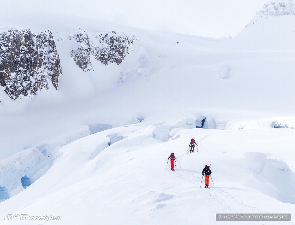 雪山徒步者的壮丽旅程