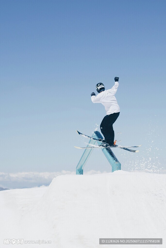 滑雪者空中炫酷特技瞬间
