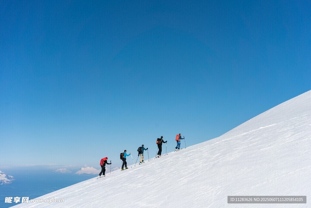 攀登雪山的徒步旅行者
