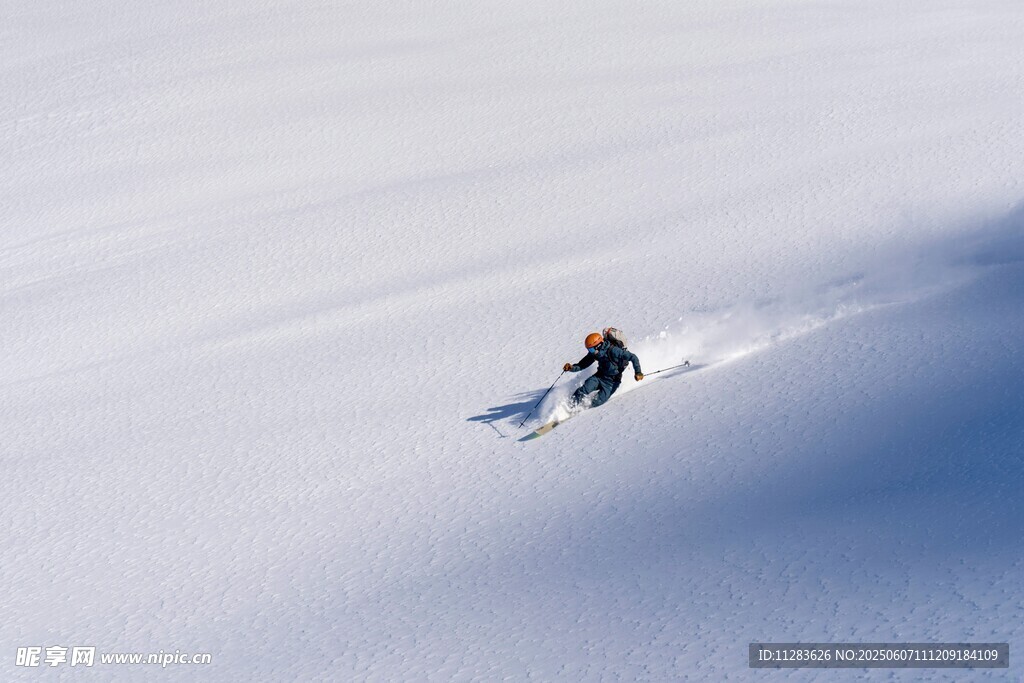 单人雪坡飞驰滑雪瞬间