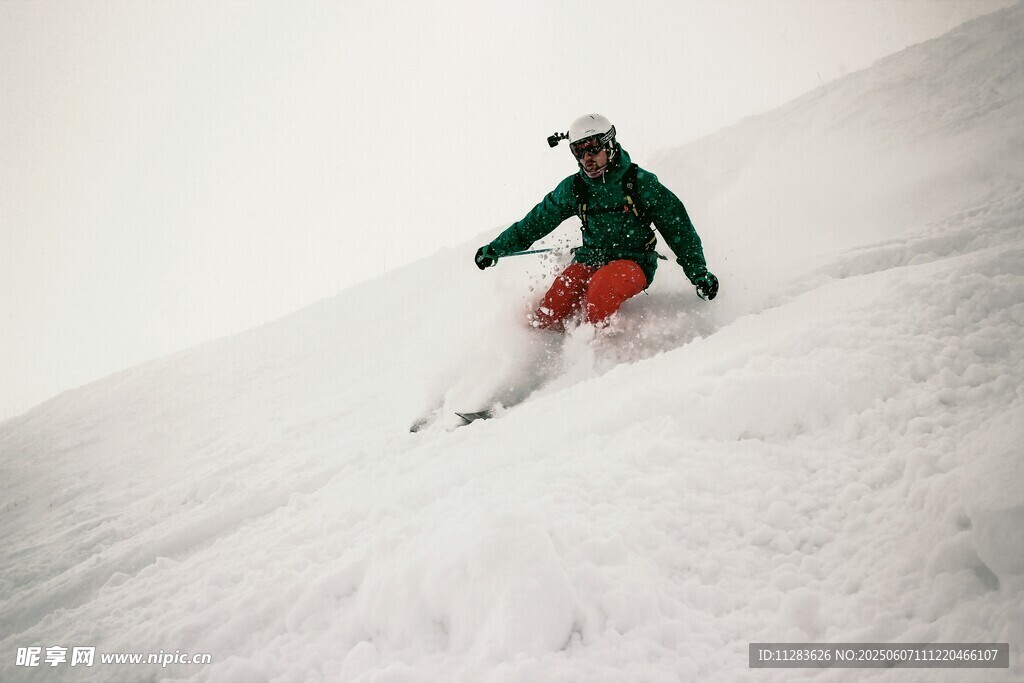 滑雪者在雪坡上潇洒滑行