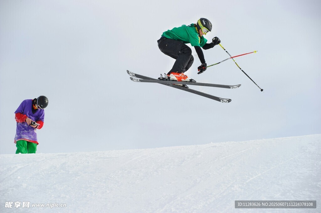 滑雪者空中精彩飞跃瞬间