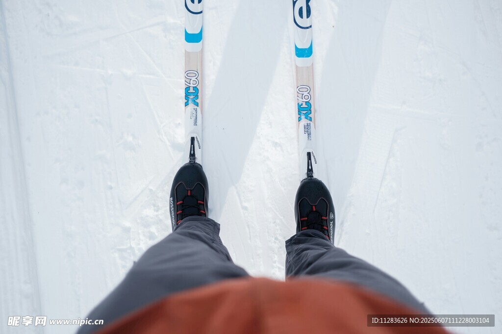 雪地中滑雪者的脚下视角
