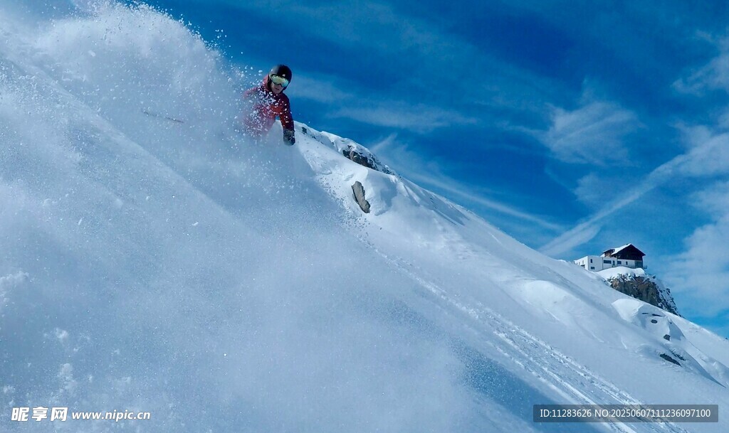 高山滑雪者驰骋于雪坡