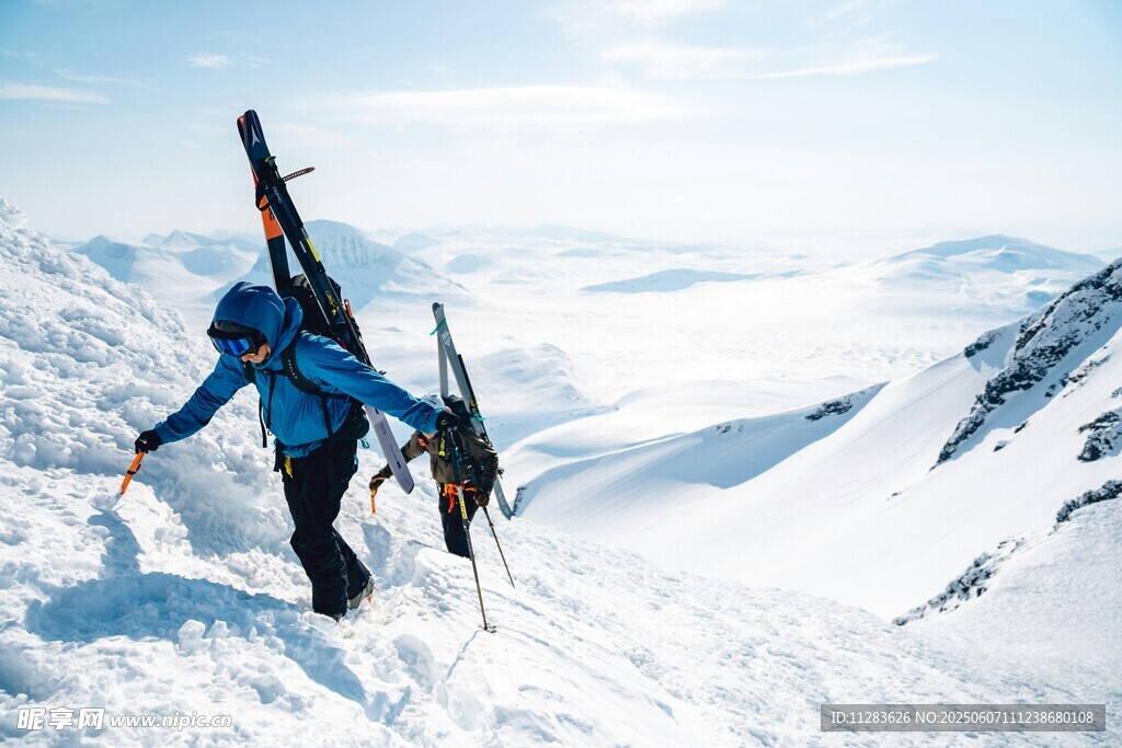 雪山徒步者背负滑雪装备