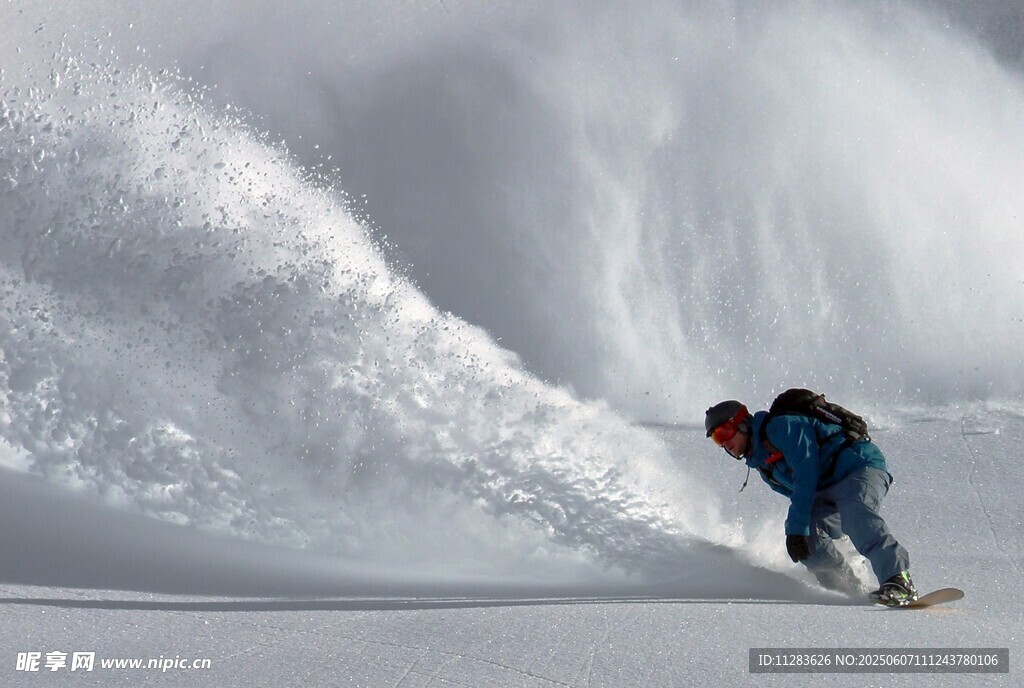 滑雪者在雪浪中驰骋