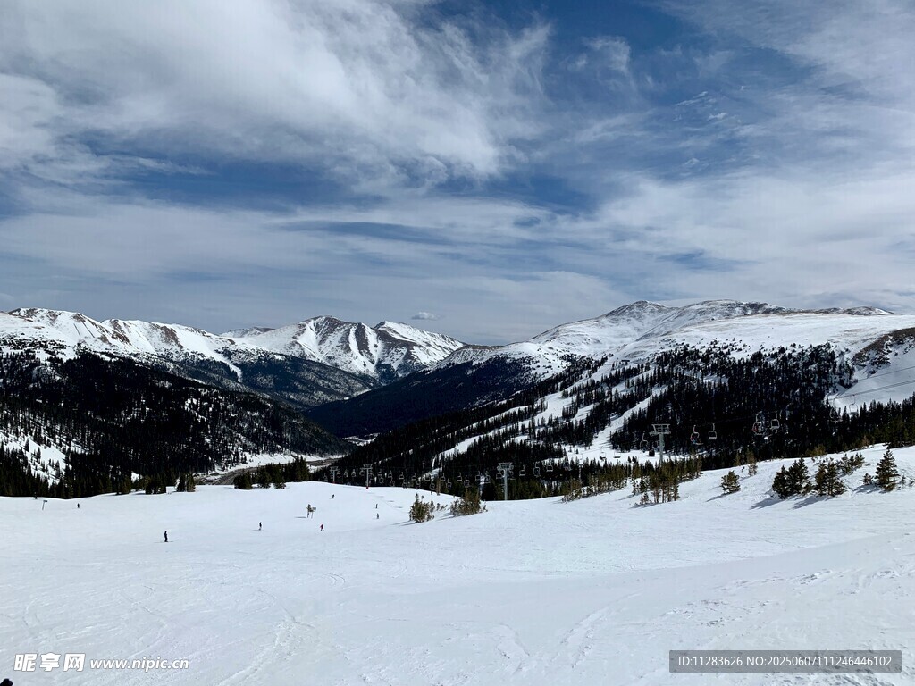 雪山滑雪美景