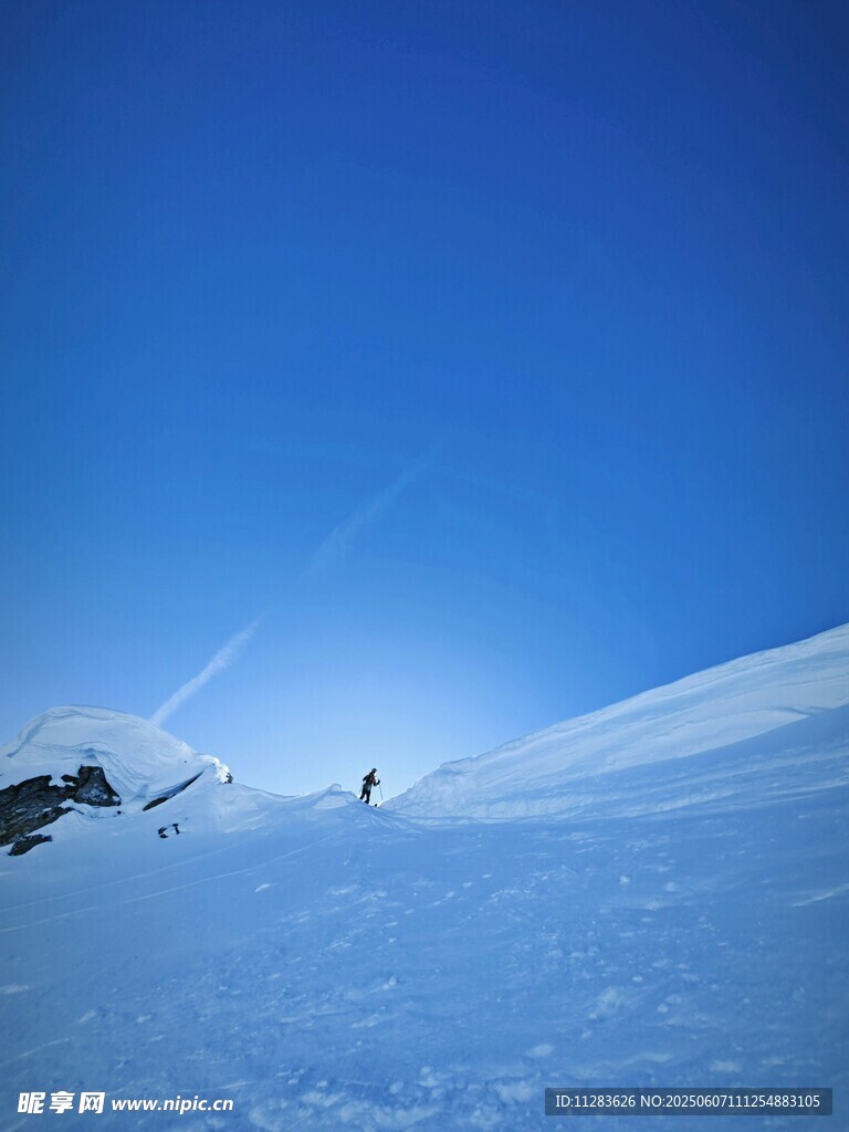 雪山徒步场景