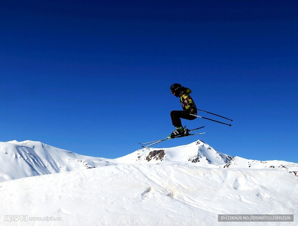 滑雪者空中高难度精彩瞬间