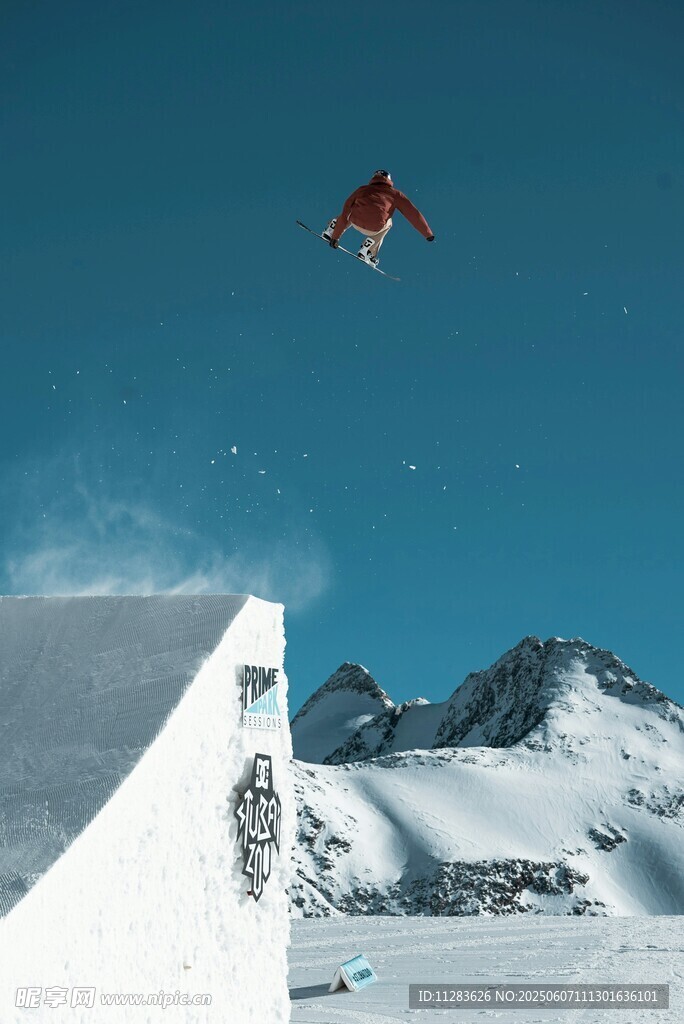 滑雪者空中飞跃雪山美景