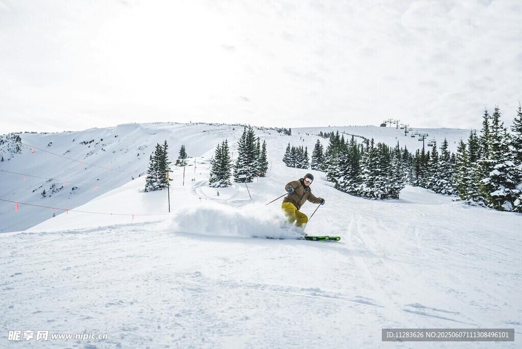 雪坡上的单板滑雪者