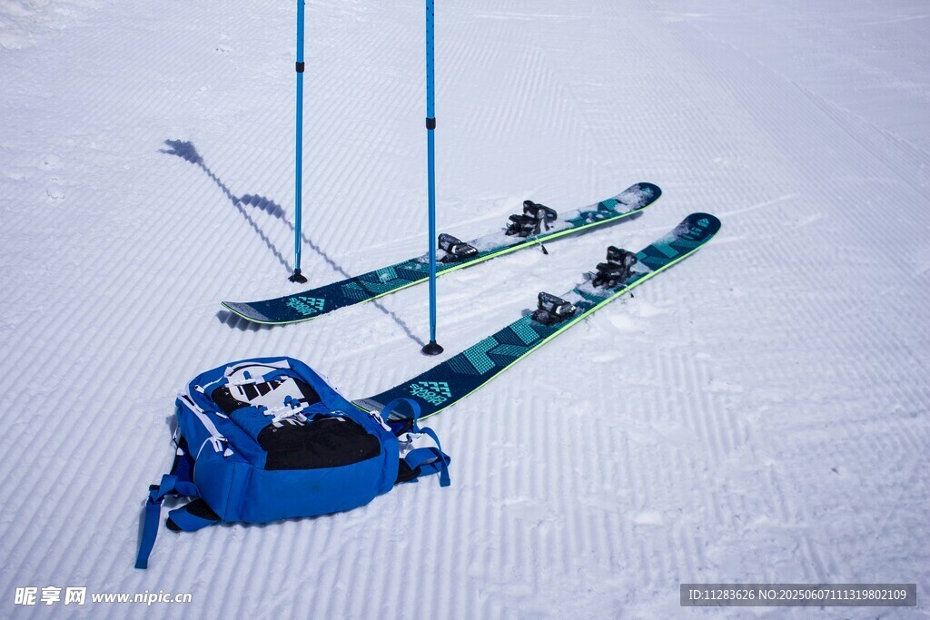 雪地中的滑雪装备与工具