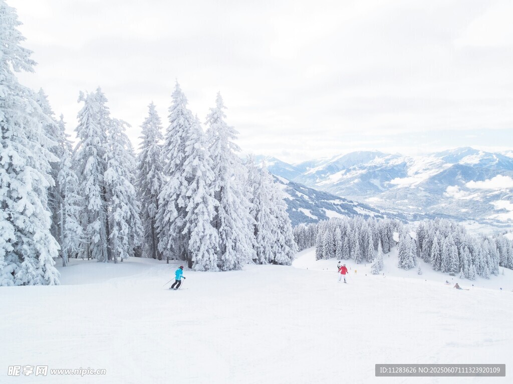 冬日雪景中的滑雪胜地