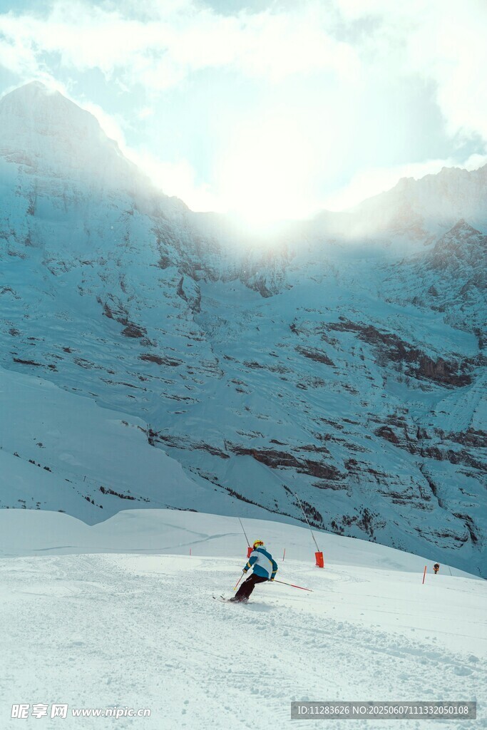 雪山滑雪者的动感瞬间