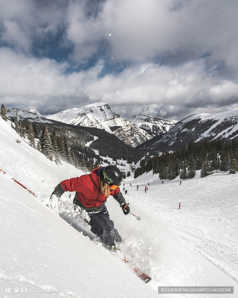 滑雪者在山间雪道飞驰