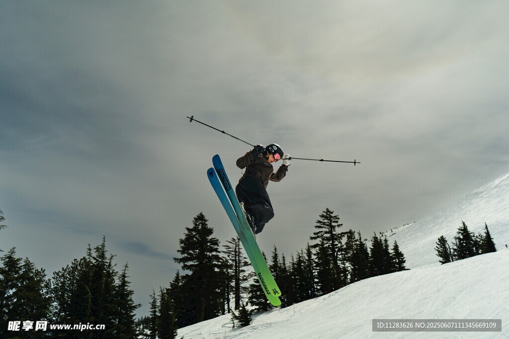 滑雪者空中炫酷特技瞬间