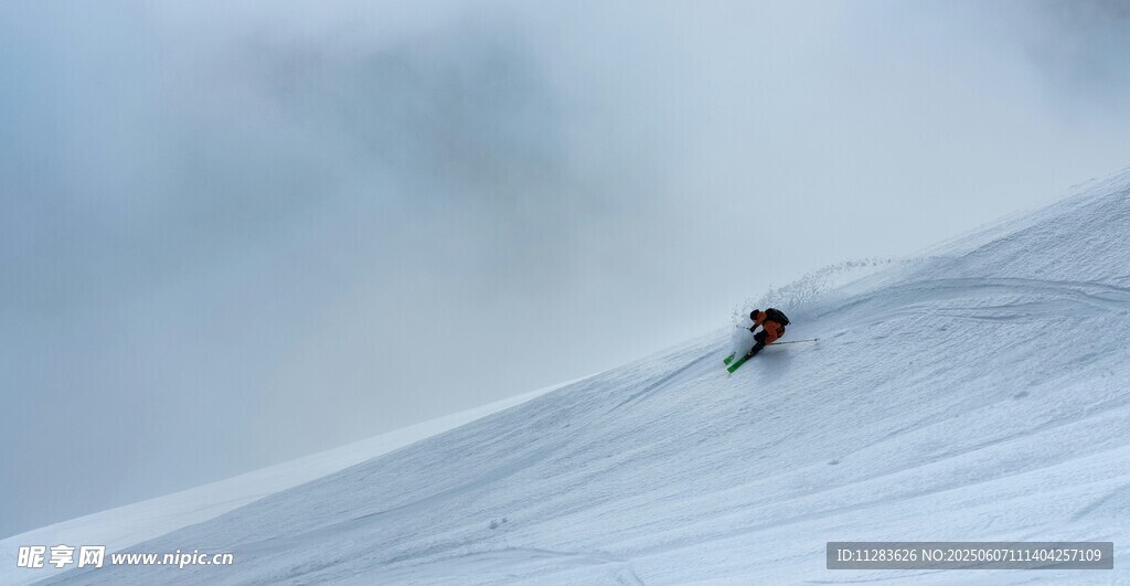 单人滑雪于雪坡之上
