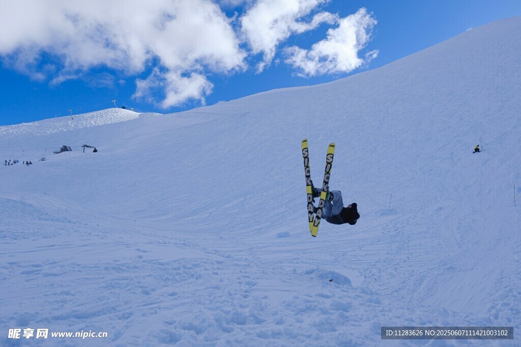 滑雪者于雪坡上精彩一跃