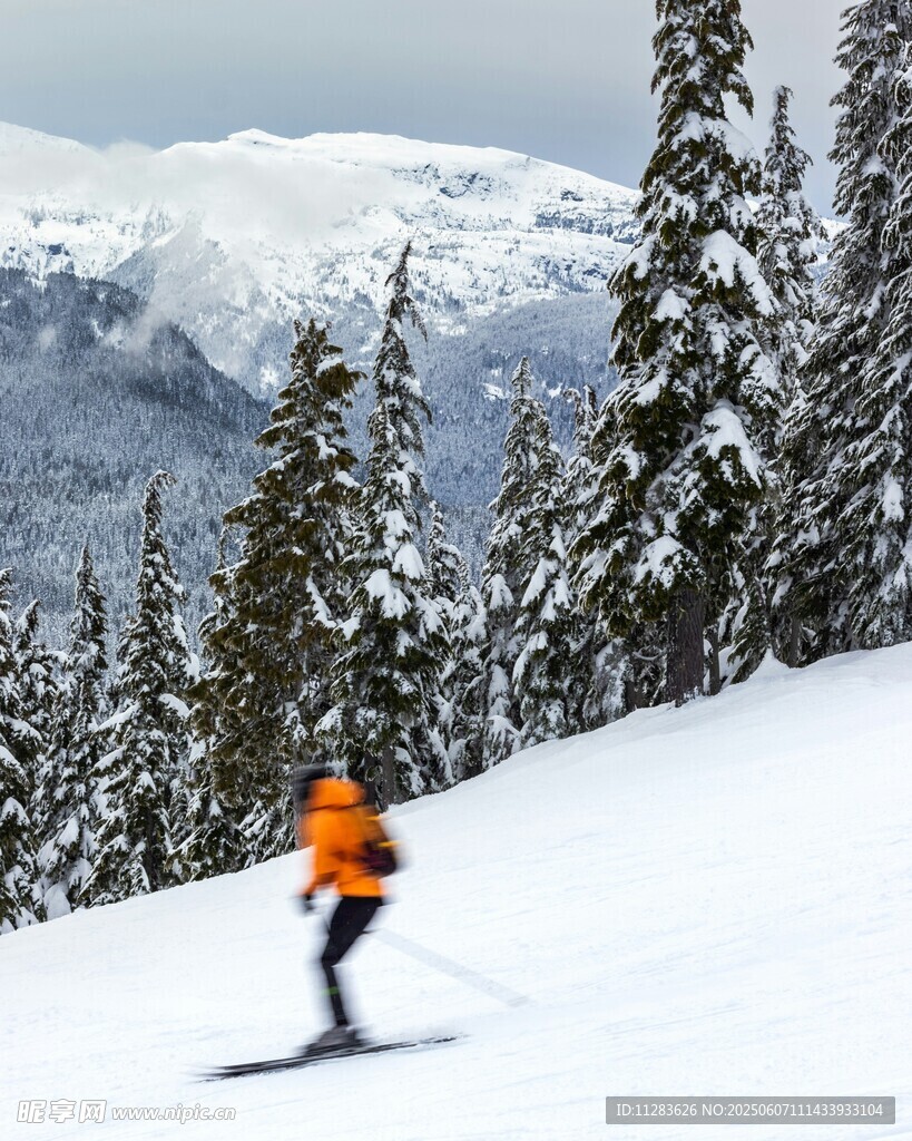 单人雪坡滑雪英姿