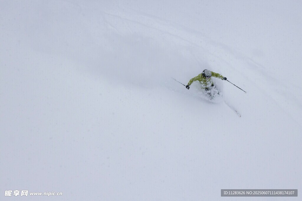 滑雪者在广袤雪坡上滑行