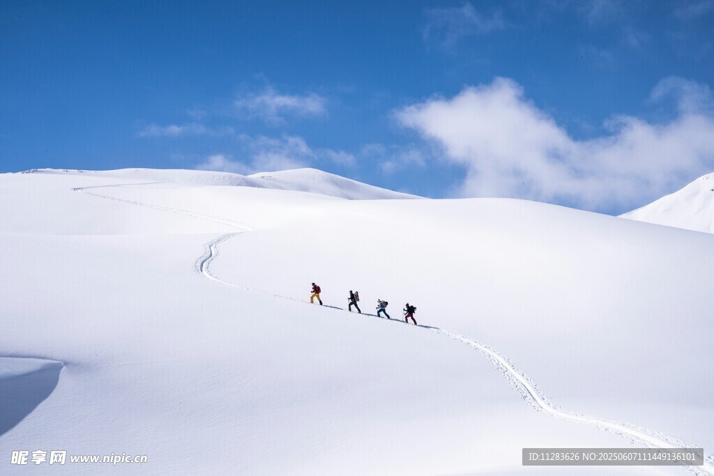 雪山徒步队伍的壮丽景象