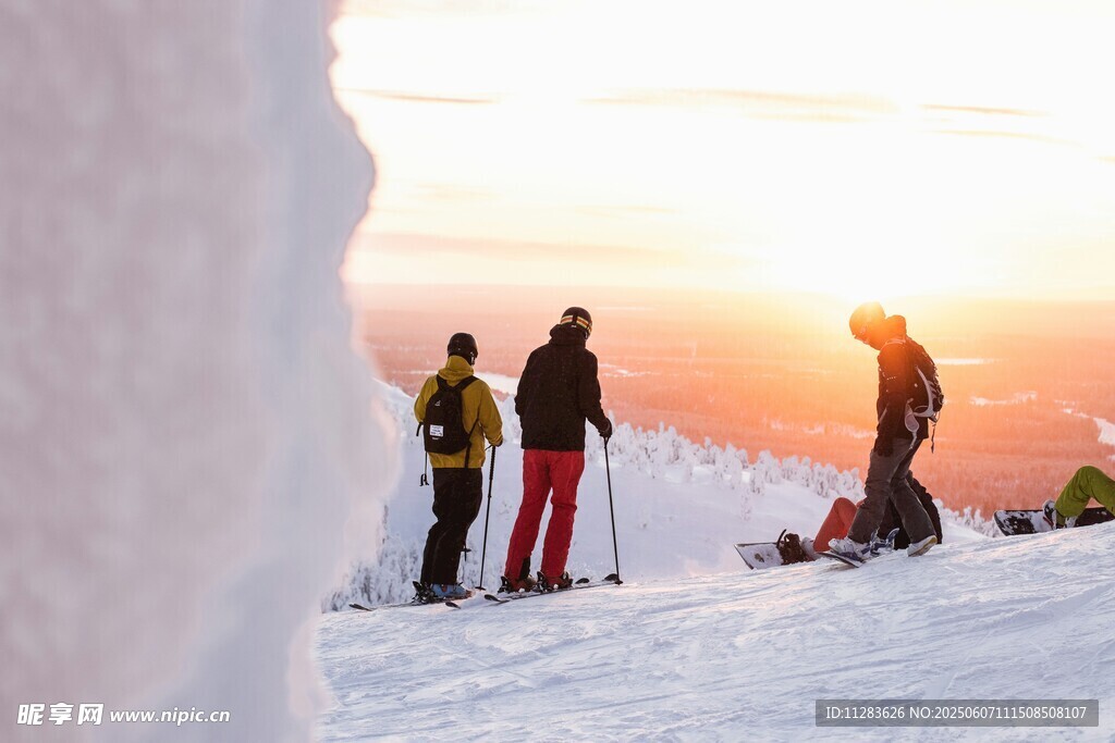 夕阳下的滑雪者