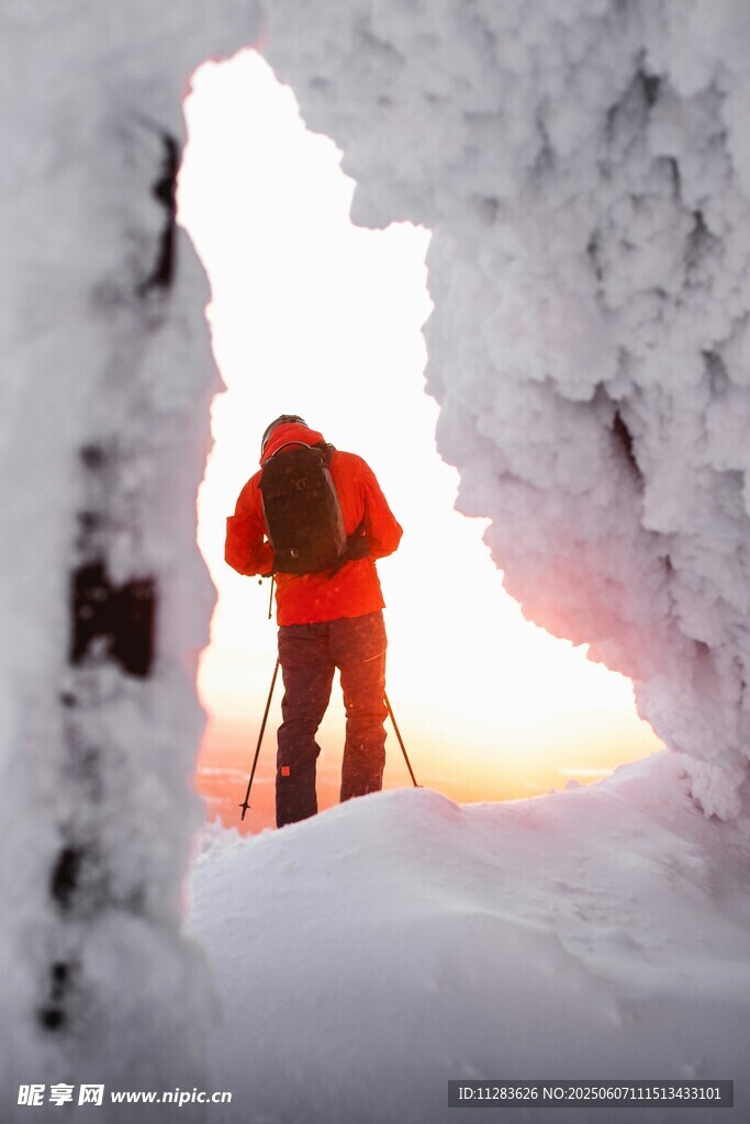 雪地中徒步者的壮丽景象