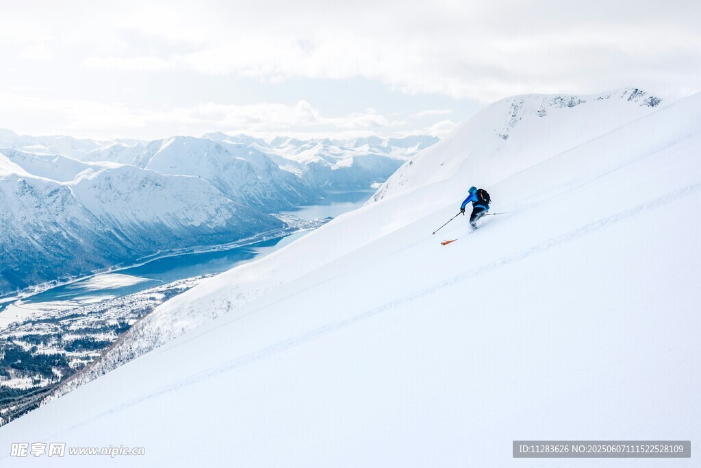 雪山之巅的孤独滑雪者