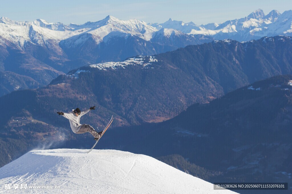高山之巅的滑雪英姿