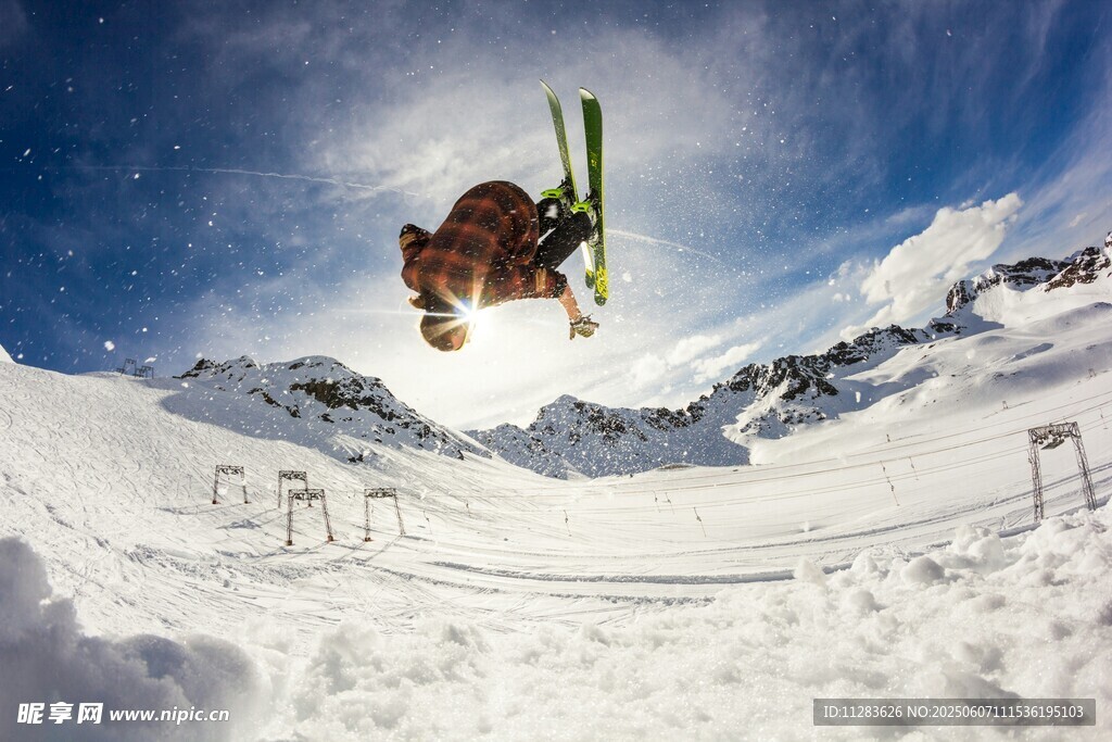 滑雪者空中炫技于雪山
