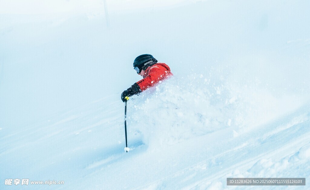 滑雪者在雪坡飞驰