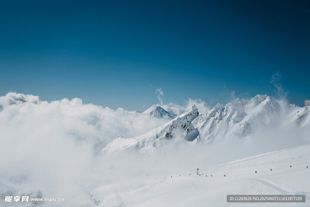 雪山云海壮丽风光