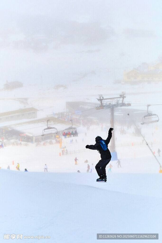 雪坡上的单板滑雪者