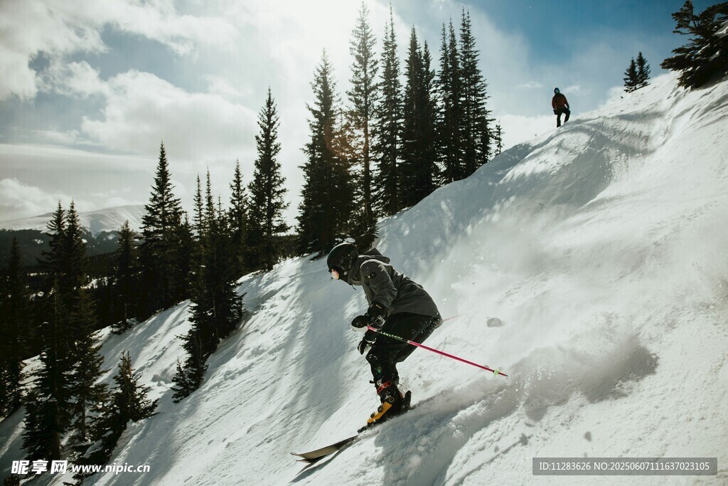 高山滑雪者畅享雪坡风光