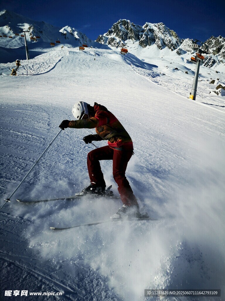 滑雪者在雪地中潇洒滑行