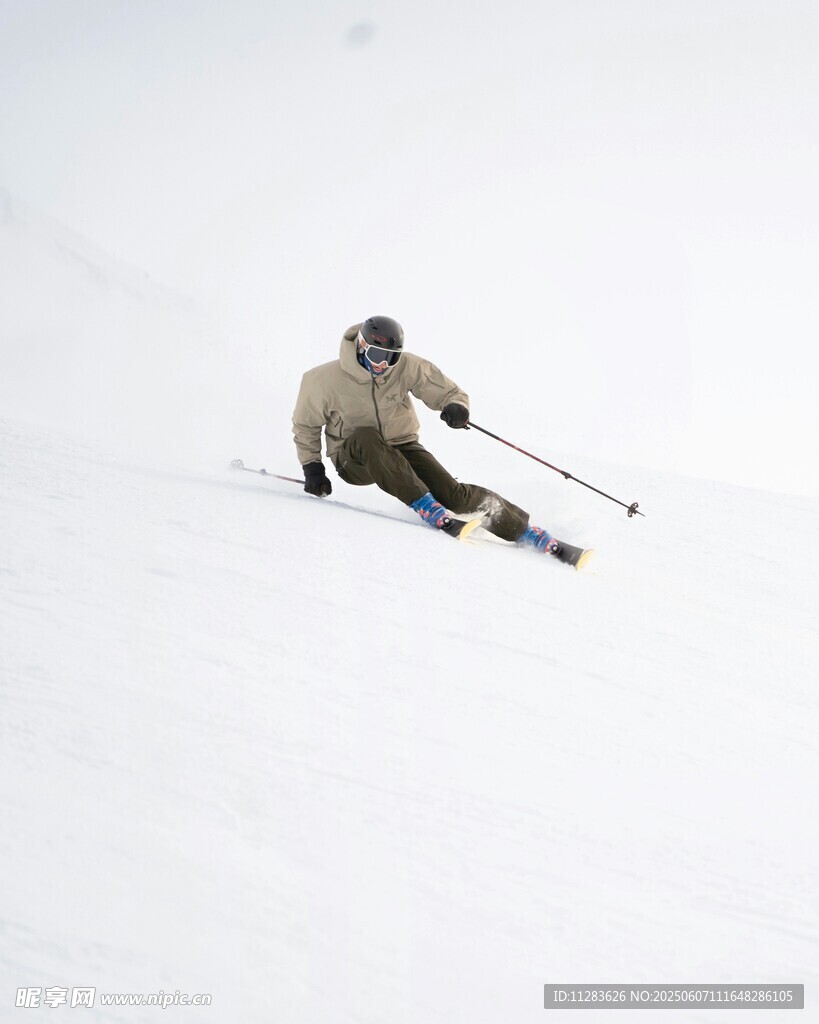 滑雪者在雪坡上优雅滑行