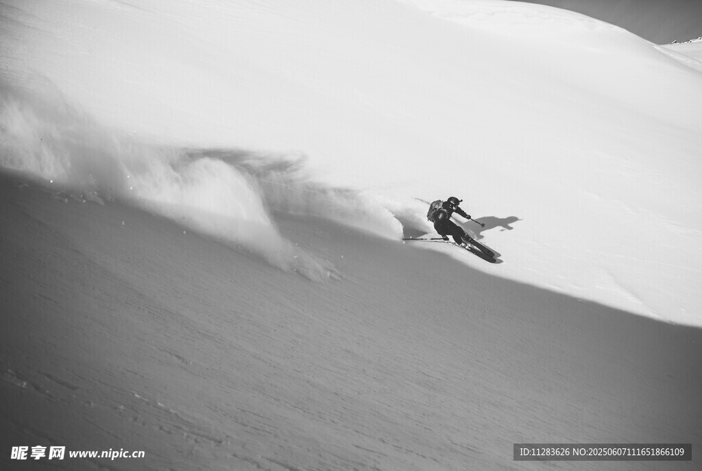 单人滑雪于雪坡之上