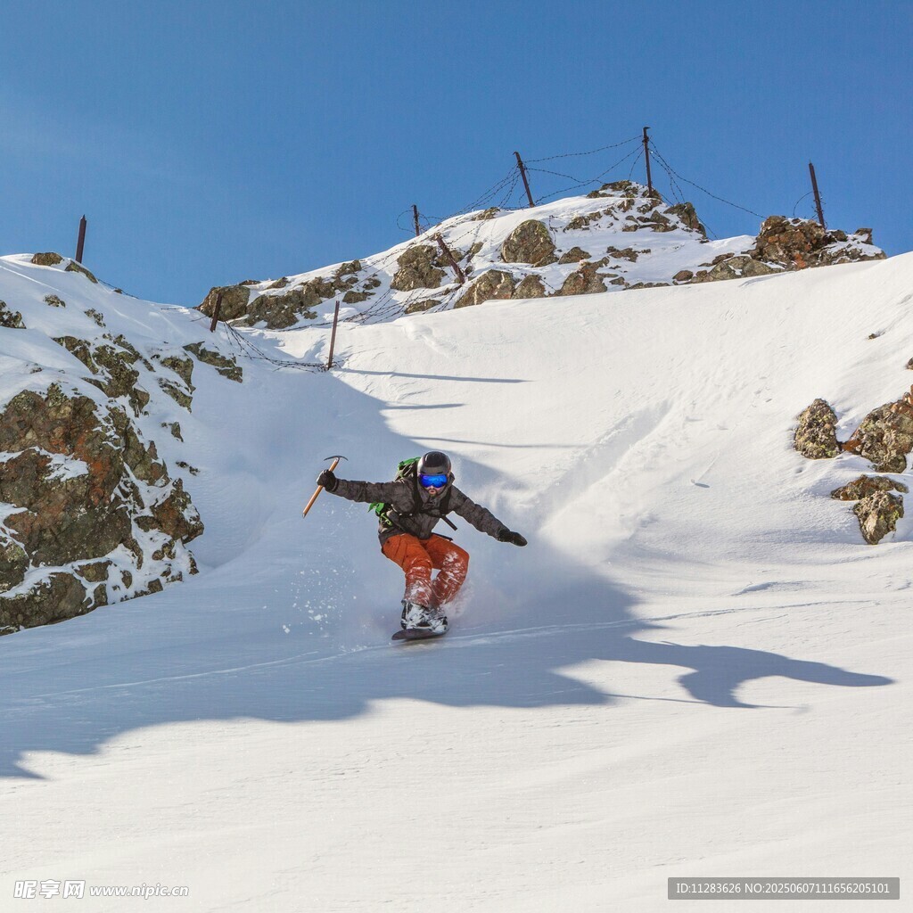 滑雪者在雪坡上潇洒滑行