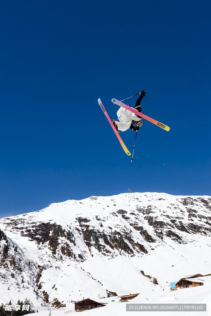 滑雪者空中炫技英姿