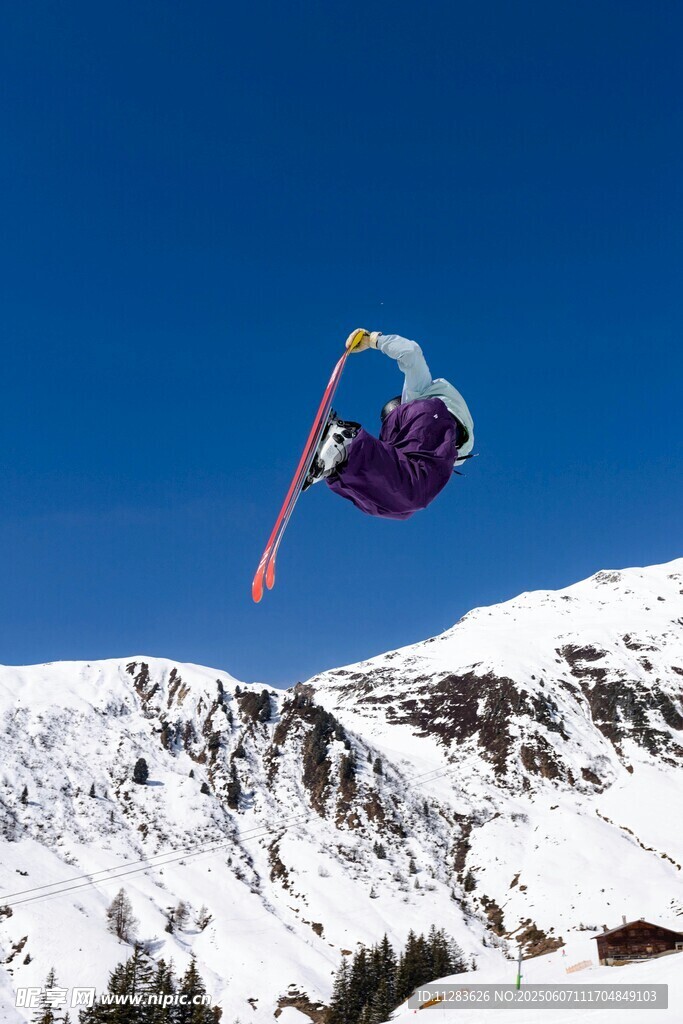 滑雪者空中炫技英姿