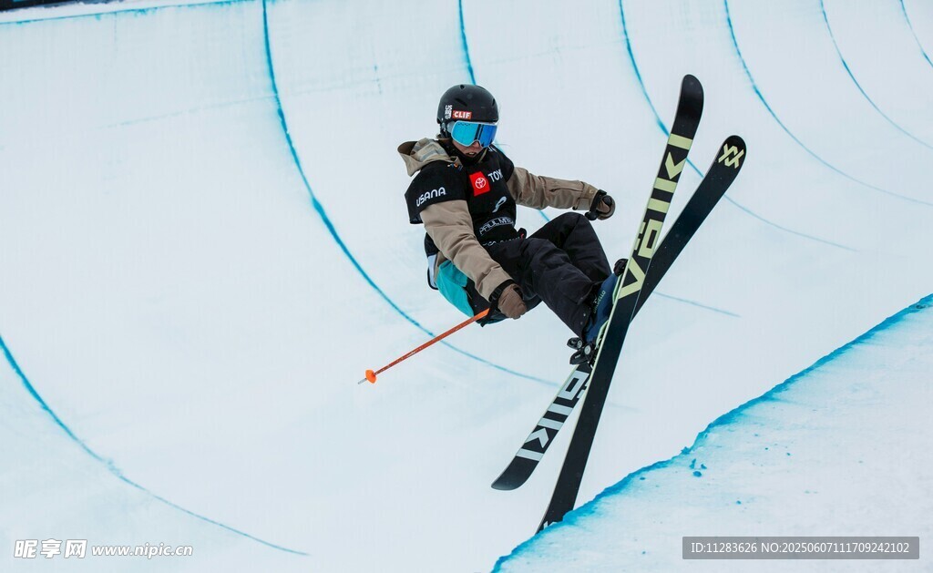 滑雪运动员空中精彩瞬间
