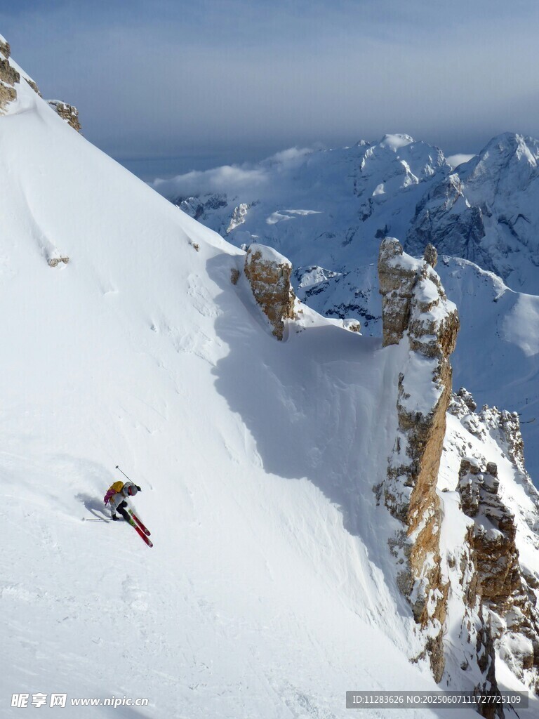 高山滑雪者驰骋雪坡