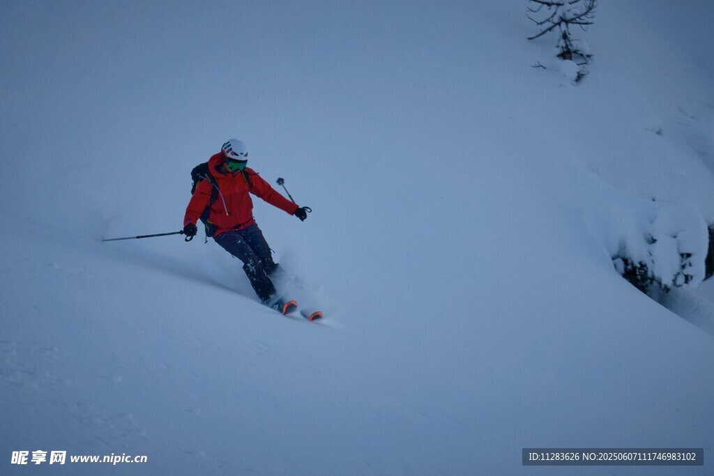 滑雪者在雪坡上飞驰