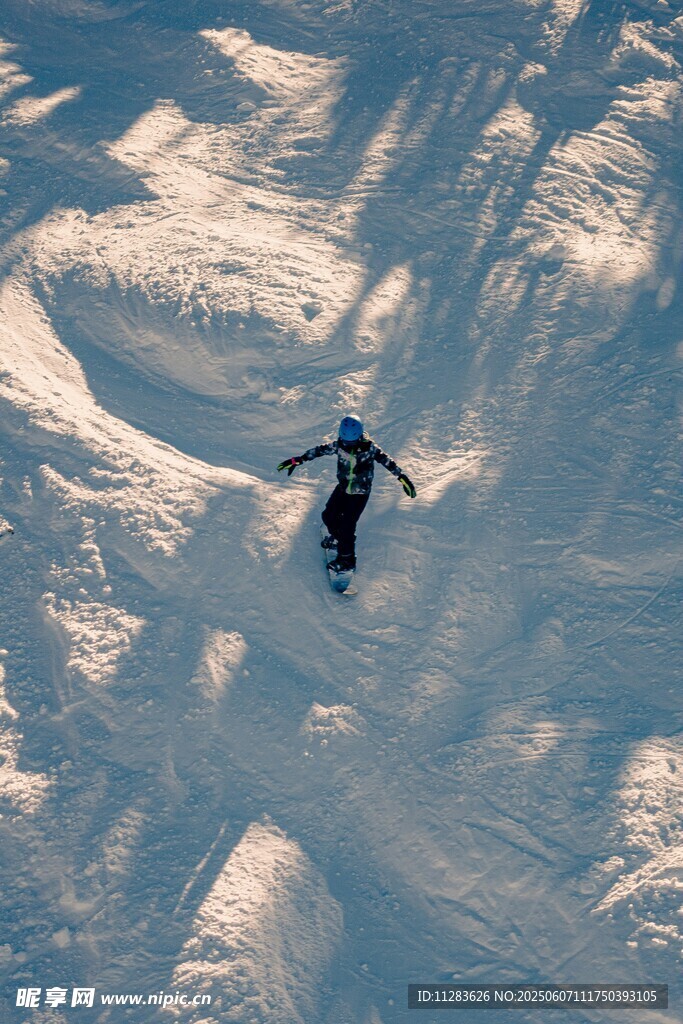 单人雪坡滑雪英姿