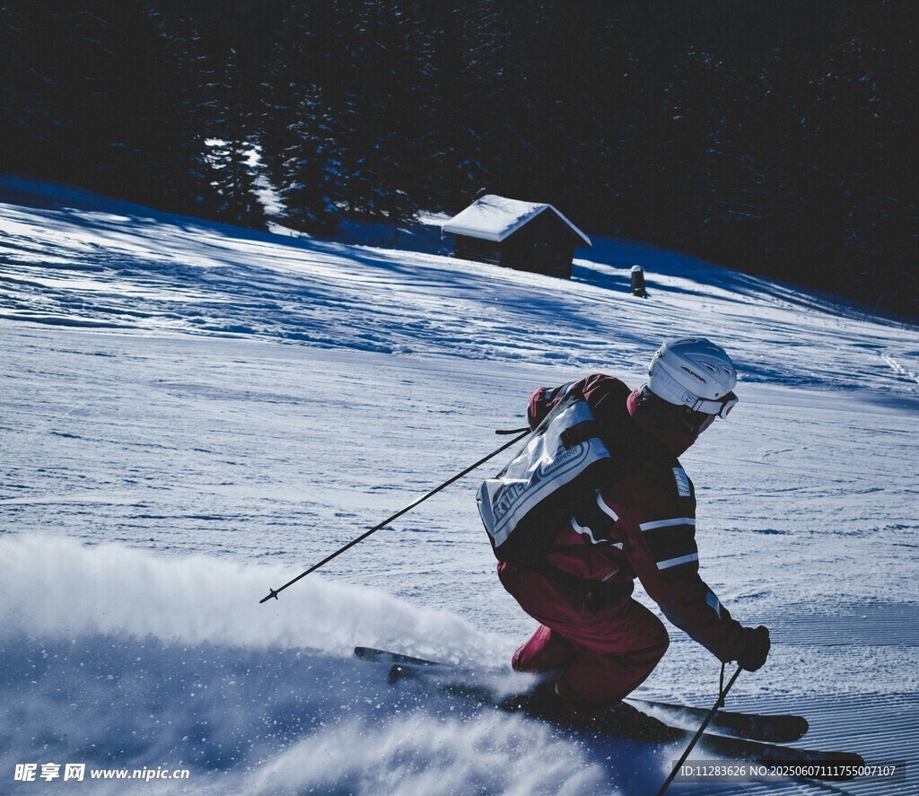 滑雪者在雪坡上飞驰