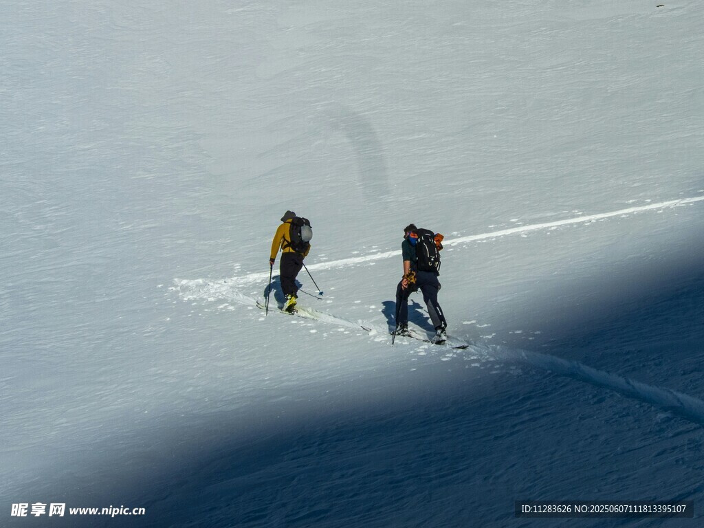 雪地中两人滑雪的场景